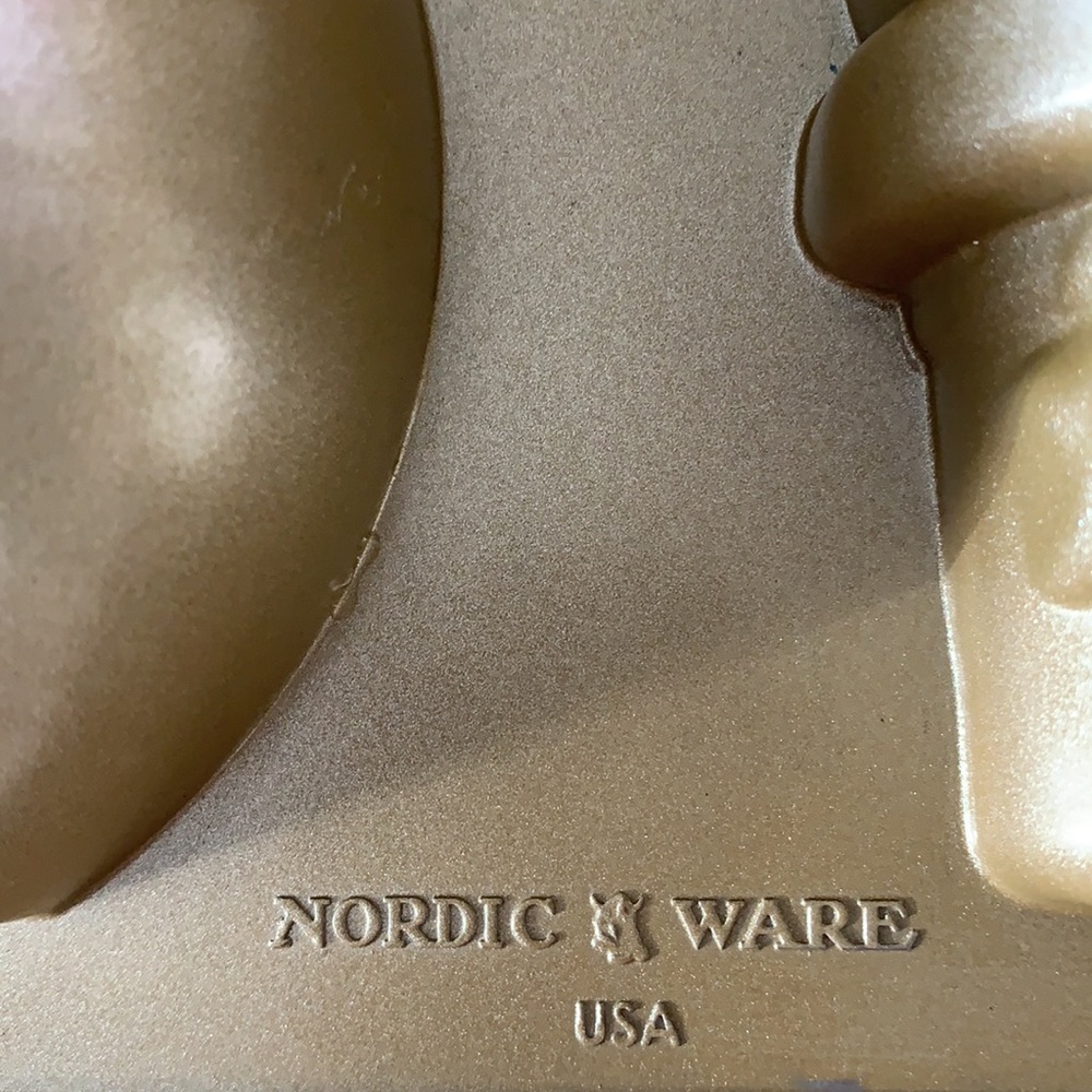 Nordic Ware Snowman cake pan - Picture 2 of 4